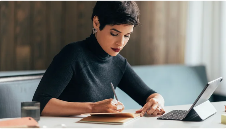 En este momento estás viendo Cómo escribir un PitchDeck exitoso para atraer inversionistas en 2024